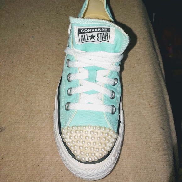 🔥🔥NEW🔥🔥CHUCKS AND PEARLS🔥🔥 - Picture 2 of 4